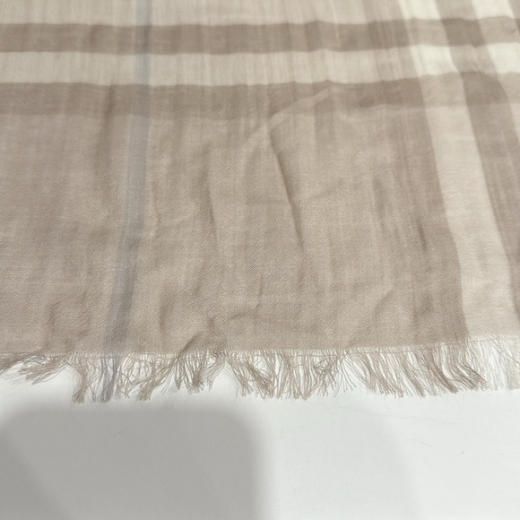 Excellent condition: beige/cream plaid scarf - Picture 5 of 5